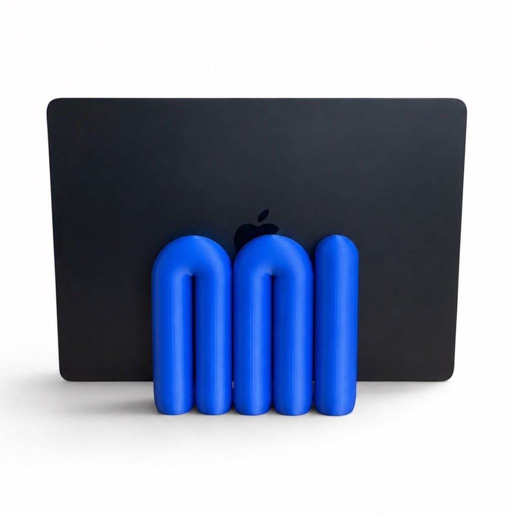 Support vertical pour ordinateur portable JN CREATIONS bleu au design organique et moderne sur fond blanc